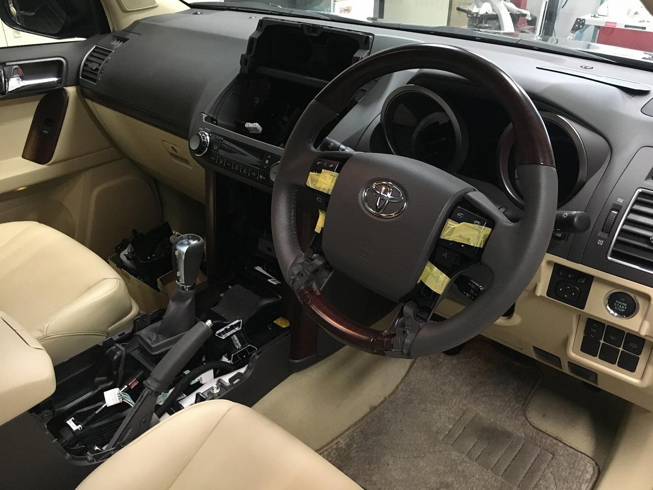 こちらは当社デモカー 150プラド。 たぶん4代目?(笑) 以前のBLOGに書きましたが、内装パネル そっくり剥ぎ取られておりました。